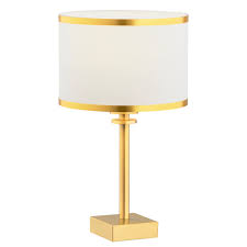 Elegancka lampka z abażurem ustawiona na komodzie w salonie
